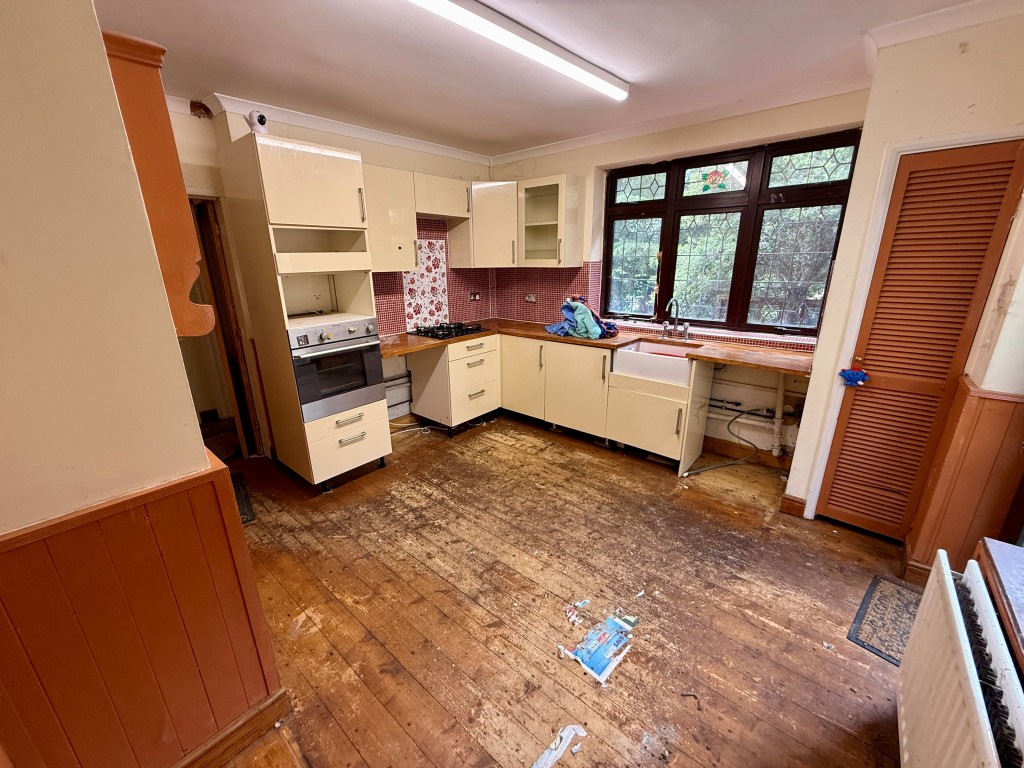 Lot: 79 - DETACHED BUNGALOW FOR IMPROVEMENT - Kitchen